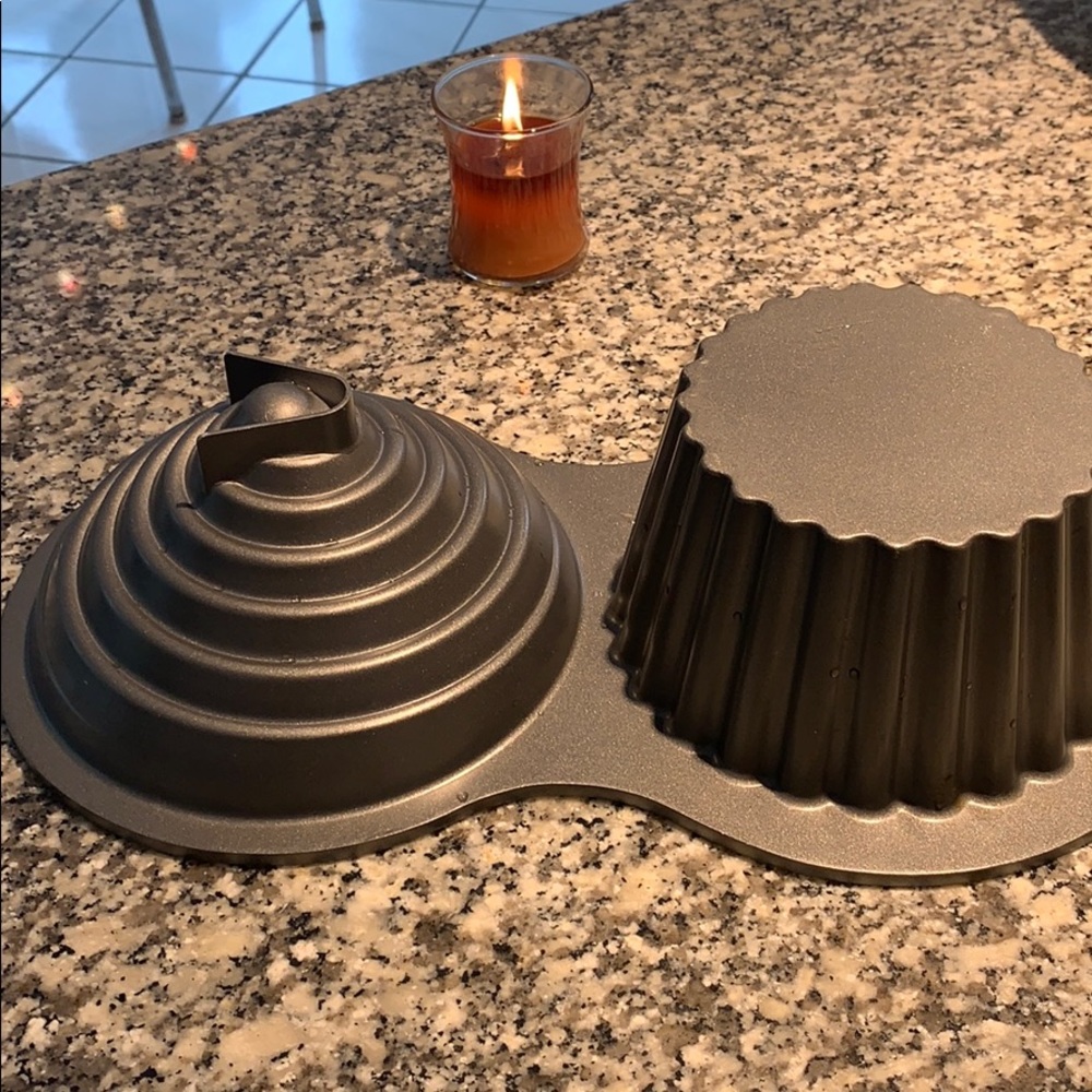WILTON Nonstick Large Cupcake Cake pan 10 cup - Picture 4 of 4